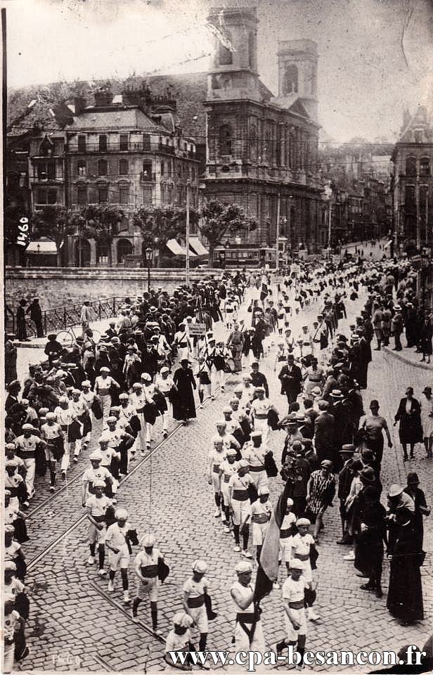 BESANÇON - Défilé sportif sur le pont Battant